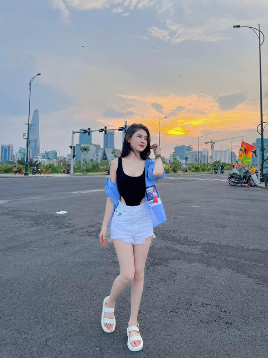 Gái xinh thả diều